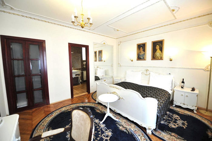 Queen’s Astoria Design 11